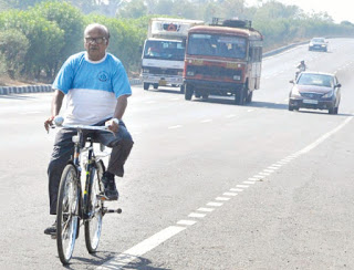 67 व्या वर्षी 50 किलोमीटर सायकल प्रवास करून युवा पिढीला व्यायामाचा संदेश