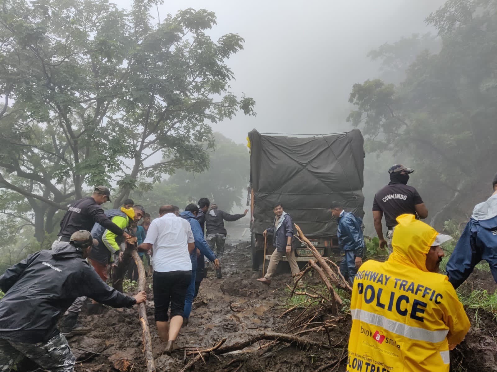 जळगावसह राज्यभरात अतिवृष्टीमुळे हाहाकार ; अनेक गावांना पूराचा वेढा ; कन्नड-चाळीसगाव घाटात दरड कोसळली