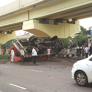 पुणे-बंगळूर महामार्गावर आंबे घेऊन जाणारा ट्रक पलटी; चालक गंभीर जखमी