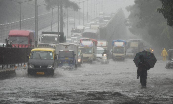 पहिल्याच पावसांत मुंबईची तुंबापुरी