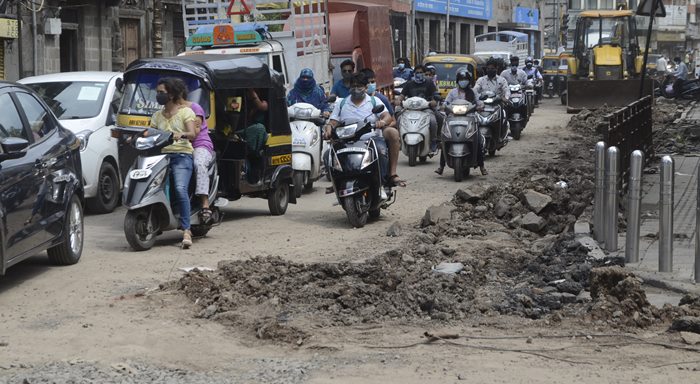 रस्ते खोदाईने शहरात ठिकठिकाणी वाहतूक कोंडी