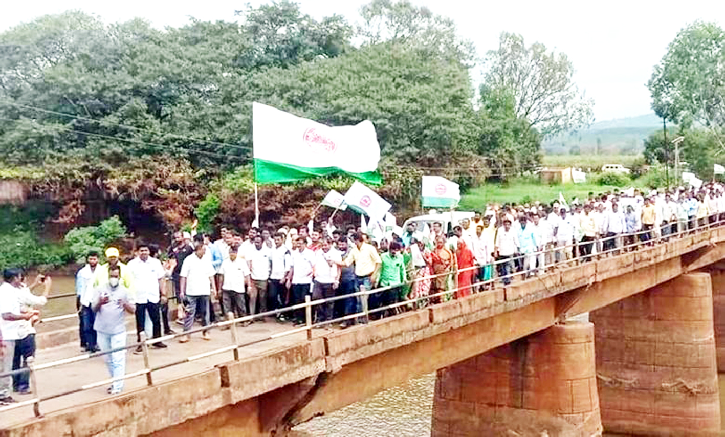 अन्यथा हजारो पुरग्रस्तांसह जलसमाधी घेऊ : राजू शेट्टी यांचा इशारा