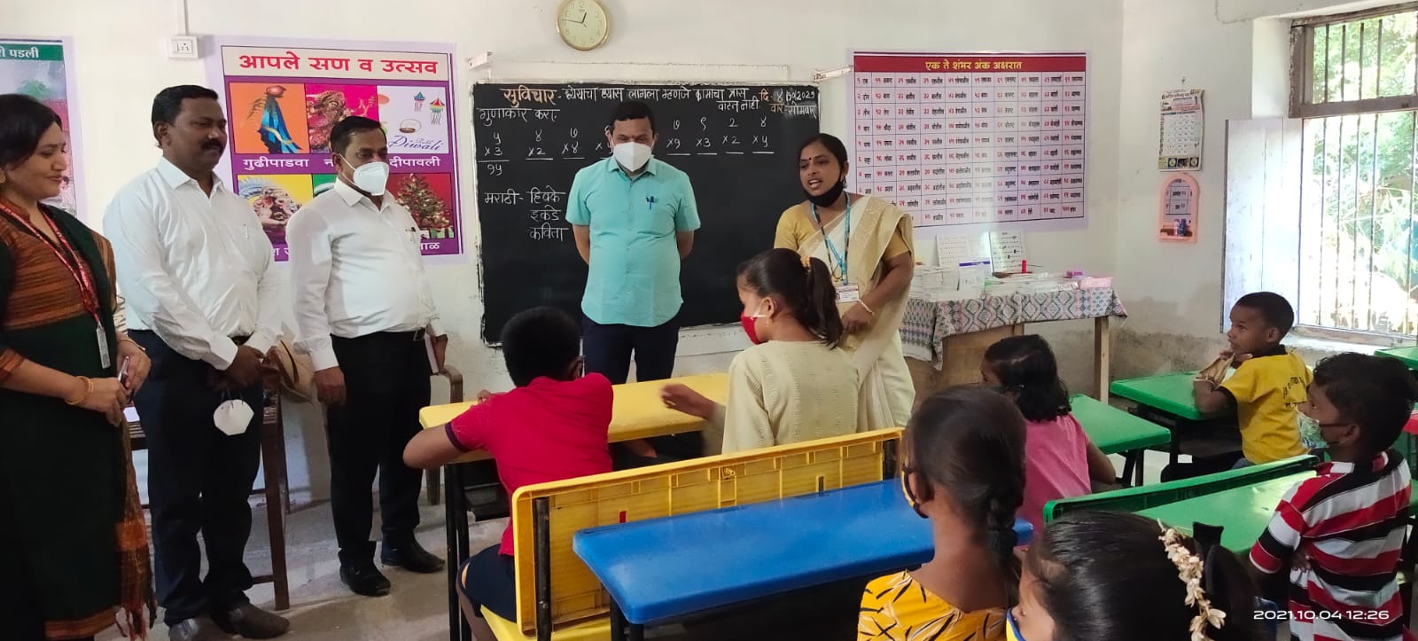 Solapur: शाळेच्या पहिल्या दिवशी सीईओ स्वामी यांनी घेतला क्लास…