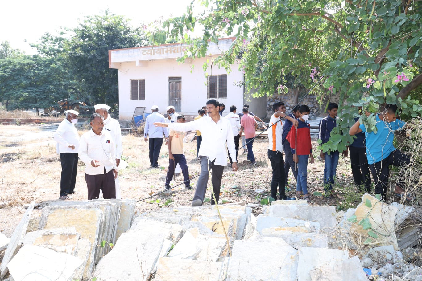 राज्यपाल येता घरा…कोश्यारींच्या आजच्या दौर्‍यानिमित्त हिवरे बाजारमध्ये साफसफाई