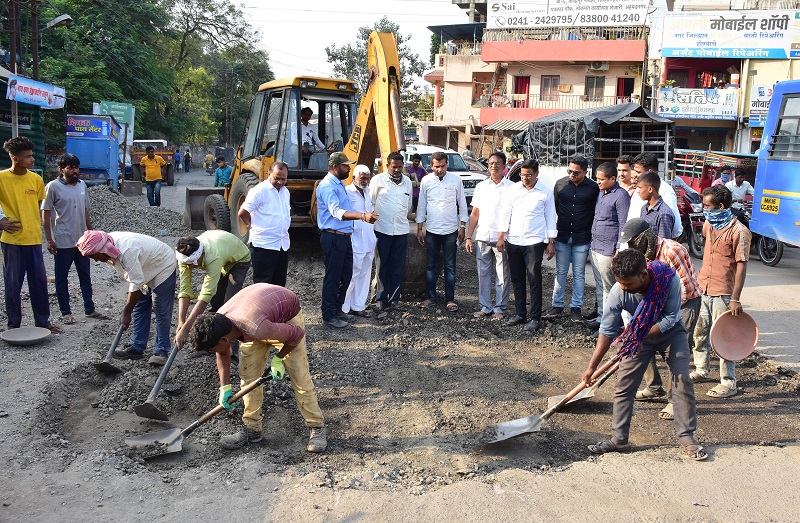 शहरातून जाणाऱ्या राष्ट्रीय महामार्गावरील रस्त्याचे पॅचिगकाम चालू