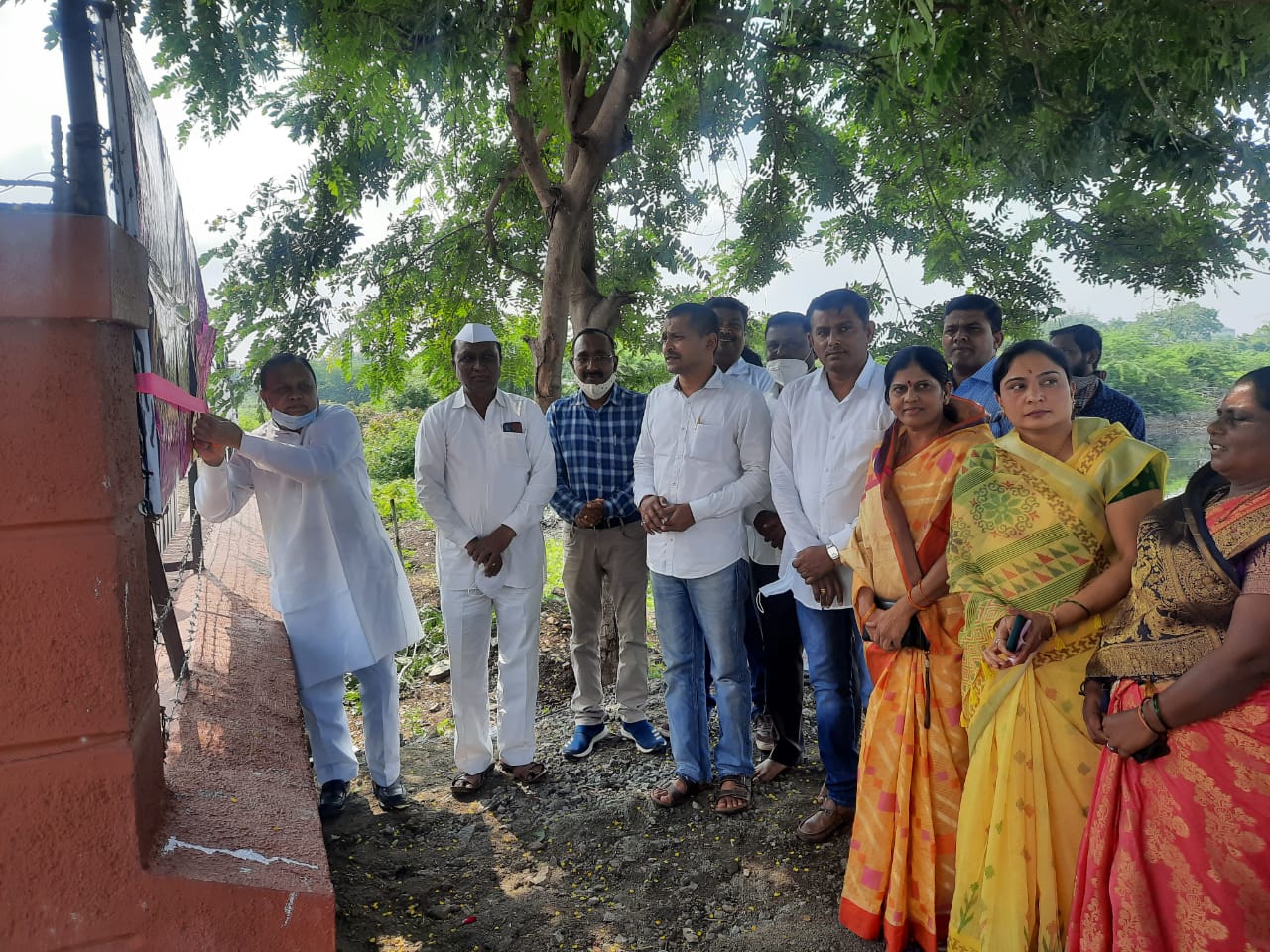 पावसाळ्यात जशा छत्र्या उगवतात तसं विकासकामांचे श्रेय घेण्यासाठी काही जणांची धडपड