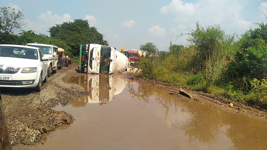 कल्याण -विशाखापट्टणम राष्ट्रीय महामार्गावर एकाच रात्रीतुन ६ वाहने पलटी