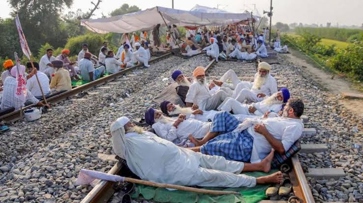 शेतकरी आंदोलनामुळे रेल्वे वाहतूक प्रभावित; हरियाणा, यूपी, पंजाब, बिहार, कर्नाटकातही रेल्वे ट्रॅकवर आंदोलन