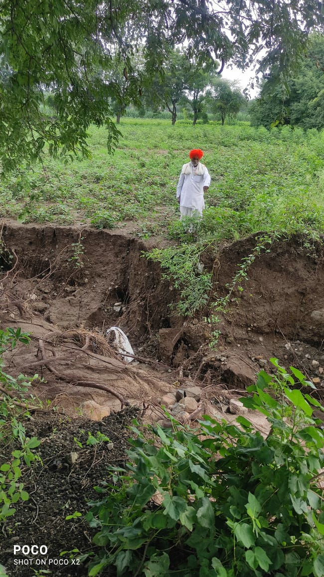 बंधाऱ्याचे पाणी शेतीमध्ये, शेतातील  माती नदीमध्ये