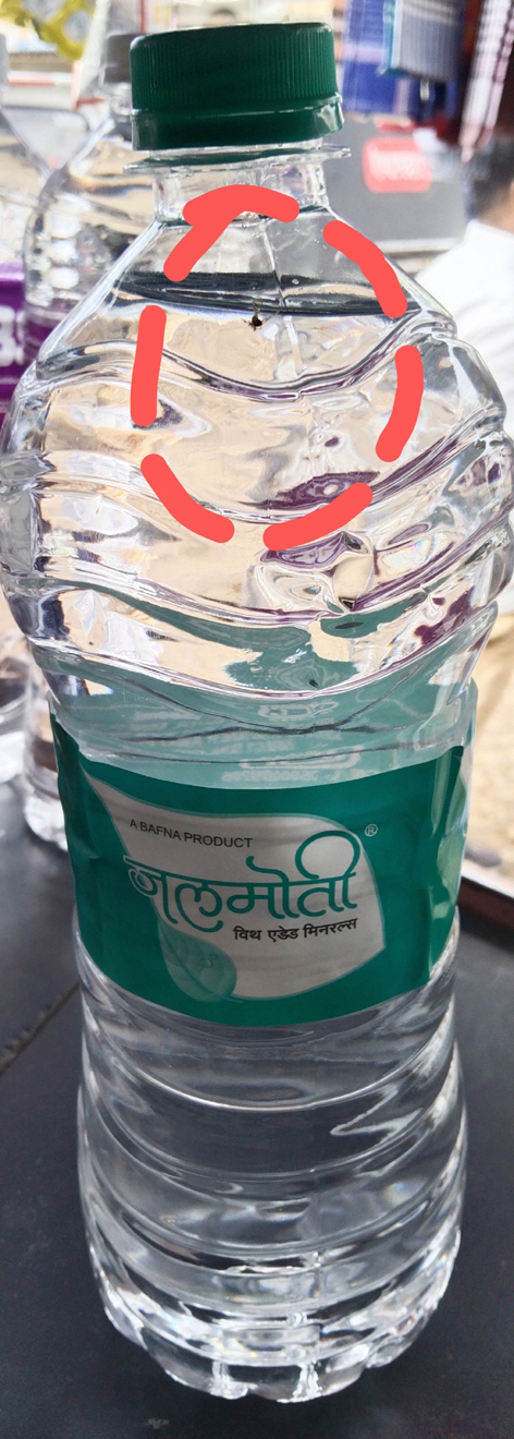 जलमोती की मच्छरमोती? :पाण्याच्या बाटलीत मच्छर :