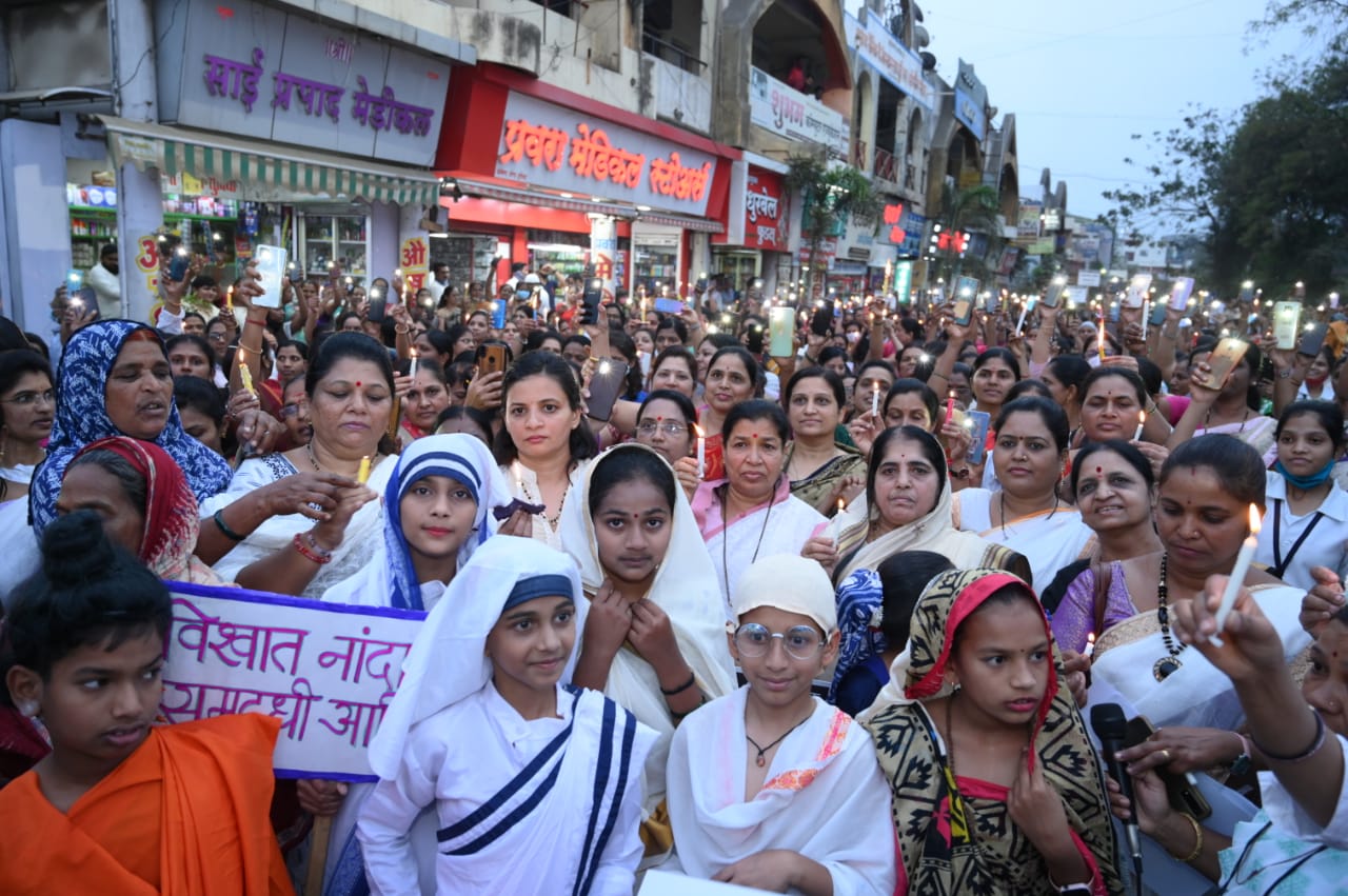 युद्ध थांबवण्यासाठी संगमनेरात हजारो महिलांचा कॅन्डल मार्च