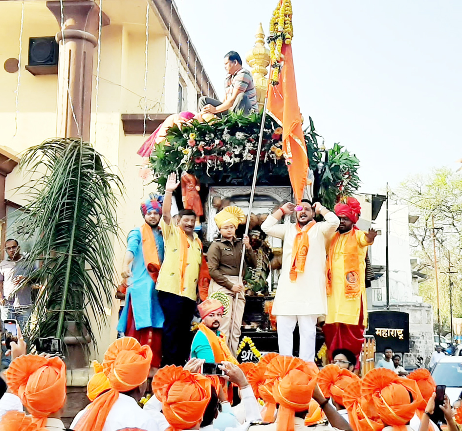 महिला पोलिस उपनिरीक्षकांनी हनुमान रथाला लावला मानाचा ध्वज