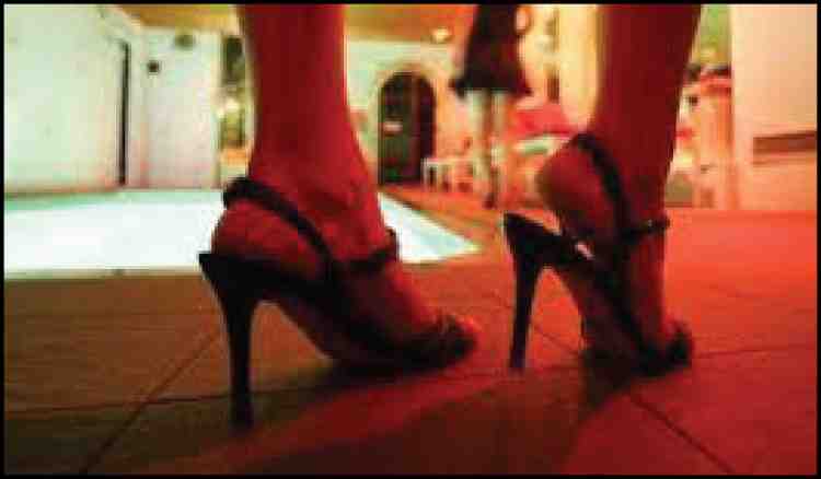 राहुरी तालुक्यातील गुहा येथील मध्यवस्तीतील वेश्या व्यवसायावर छापा