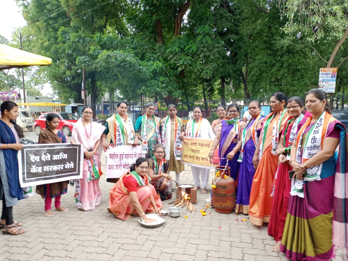 राष्ट्रवादीच्या महिलांनी रस्त्यावर थापल्या भाकर ; महागाईचा केला अनोखा निषेध