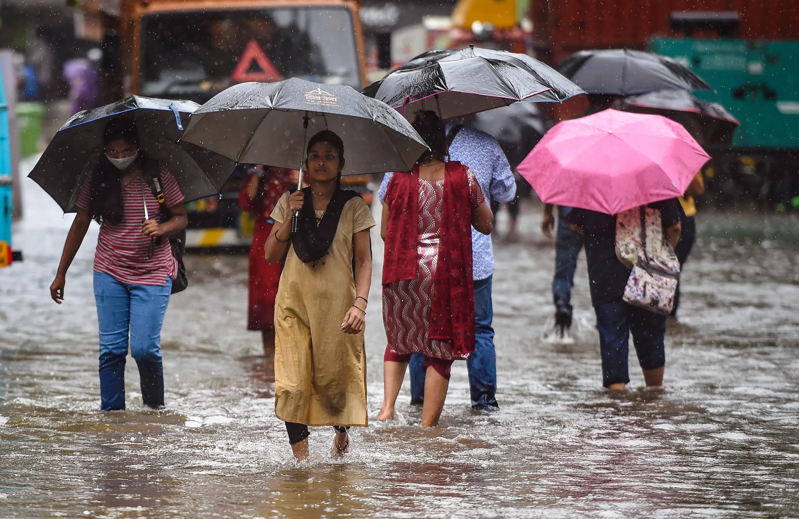 संततधार पावसामुळे तालुक्यात पूरपरिस्थिती निर्माण; नागरिकांना सतर्कतेचा इशारा.