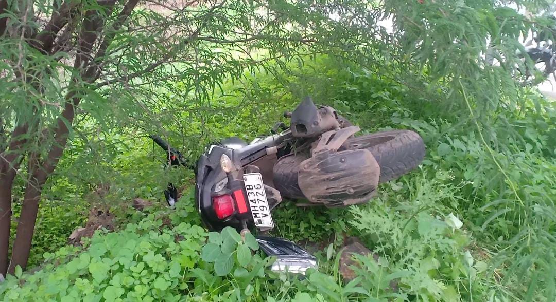 नायब तहसिलदार यांच्या वाहनाचा अपघात;मोटरसायकल स्वार गंभीर जखमी