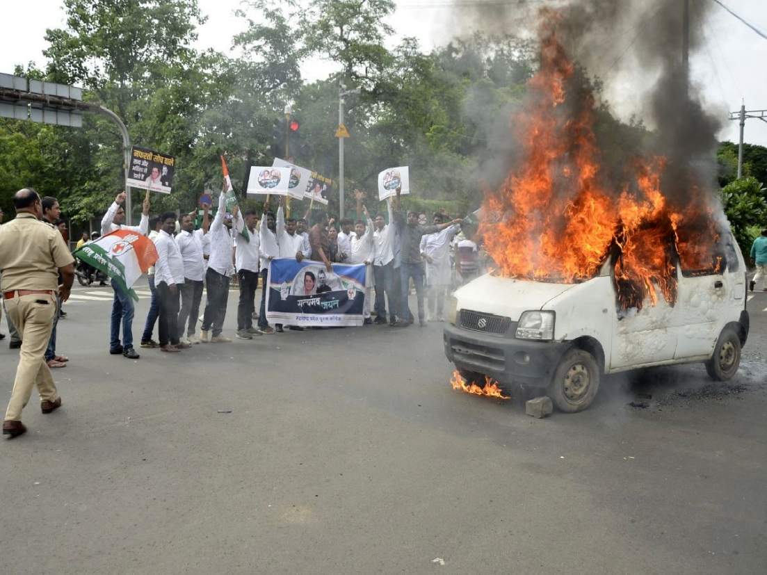 युवक काँग्रेसच्या कार्यकर्त्यांनी आंदोलना दरम्यान वाहनाची केली जाळपोळ.