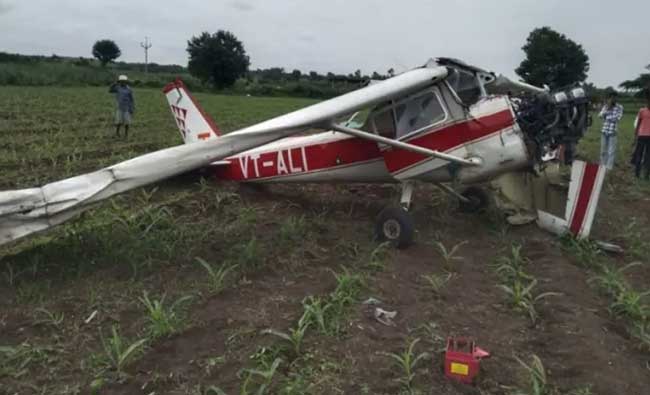 इंदापूरमध्ये शिकाऊ विमान कोसळले, महिला पायलट जखमी