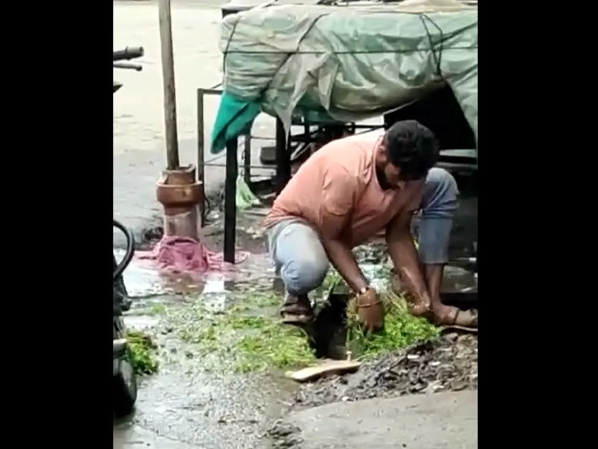 हिंगणघाट शहरात चक्क गटाराच्या पाण्यात भाजीविक्रत्याने धुतली भाजी.