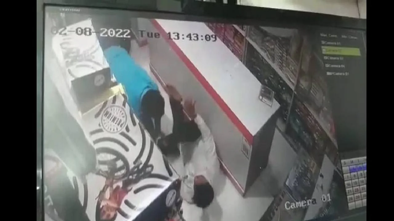 पुतळा हटवण्यावरुन झालेल्या वादातून दुकानदाराला मारहाण;घटना CCTV मध्ये कैद.