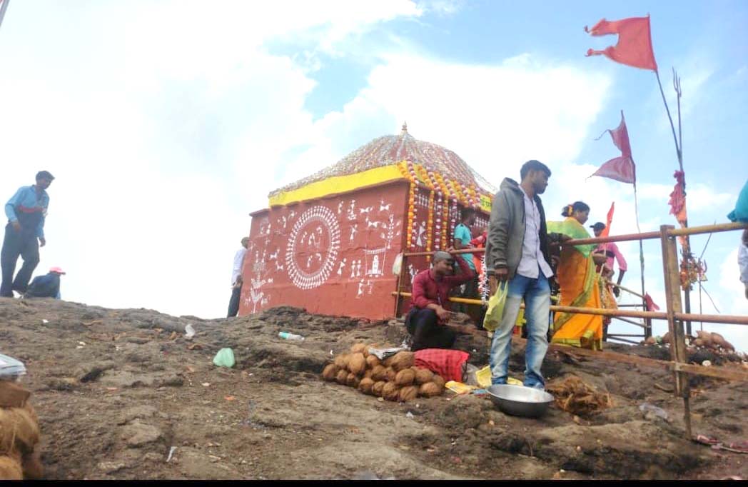 कळसुबाईचे मंदिर सजले वारली चित्रकलेतील रंगकामाने