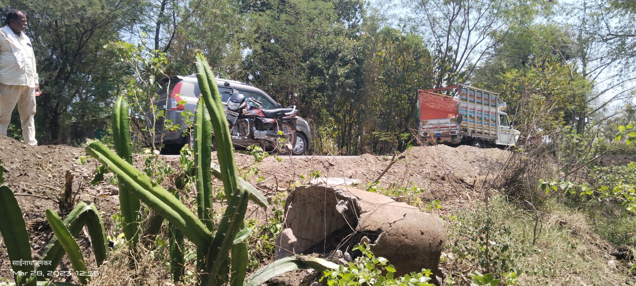 खैरी निमगांव रस्त्यावर केबल कंपनीचे नियमबाह्य खोदकाम