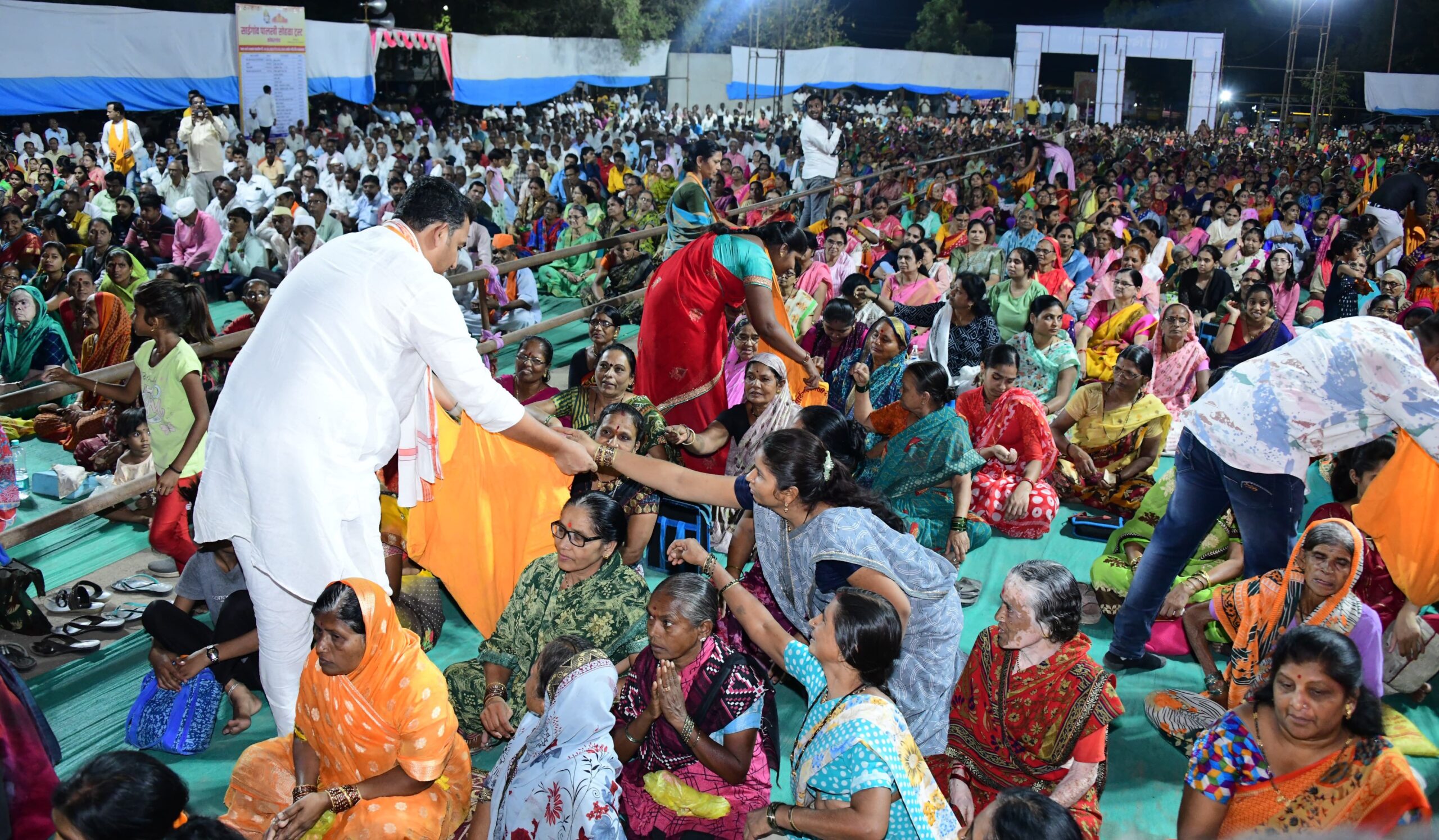 श्री साईगाव पालखी सोहळयासाठी आ. काळेंनी मागितली भिक्षा श्री साईगाव पालखी सोहळयासाठी आ. काळेंनी मागितली भिक्षा