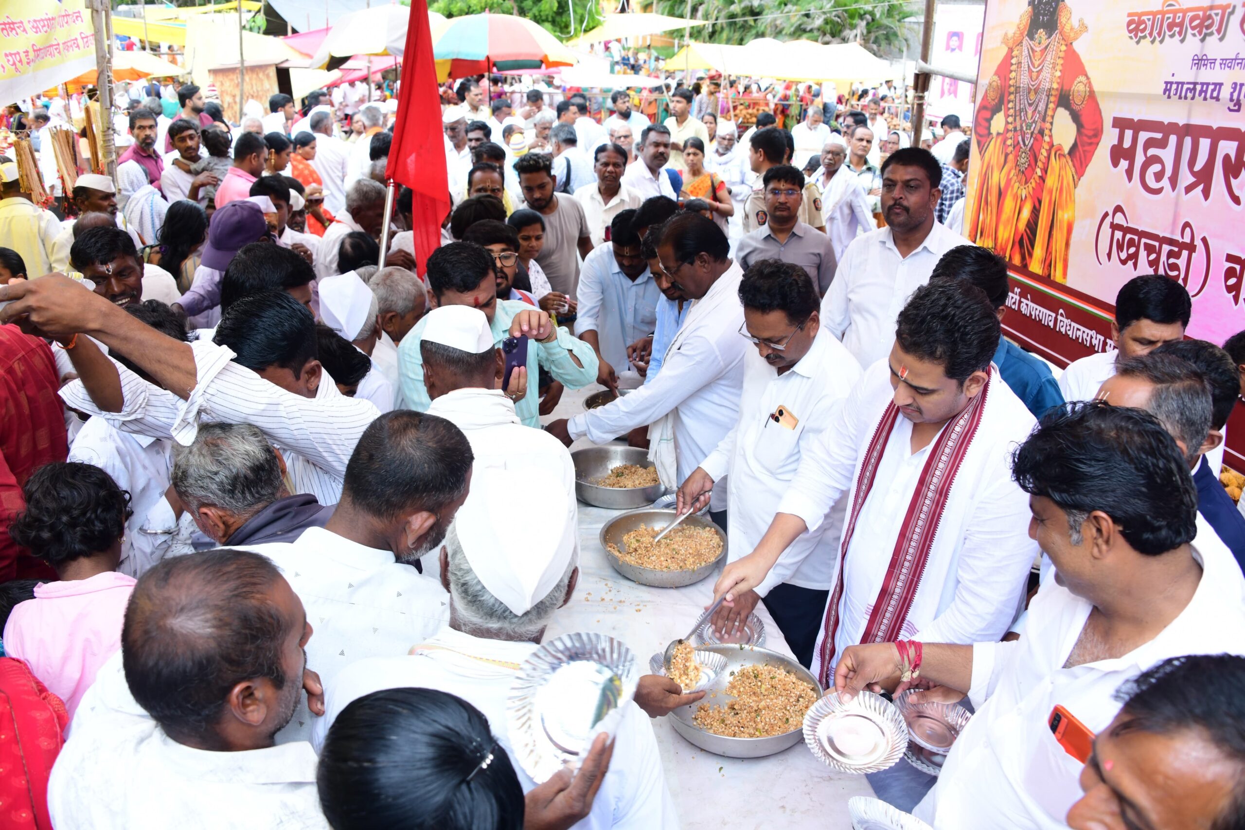 आमदार आशुतोष काळेंनी भाविकांना केले फराळ वाटप