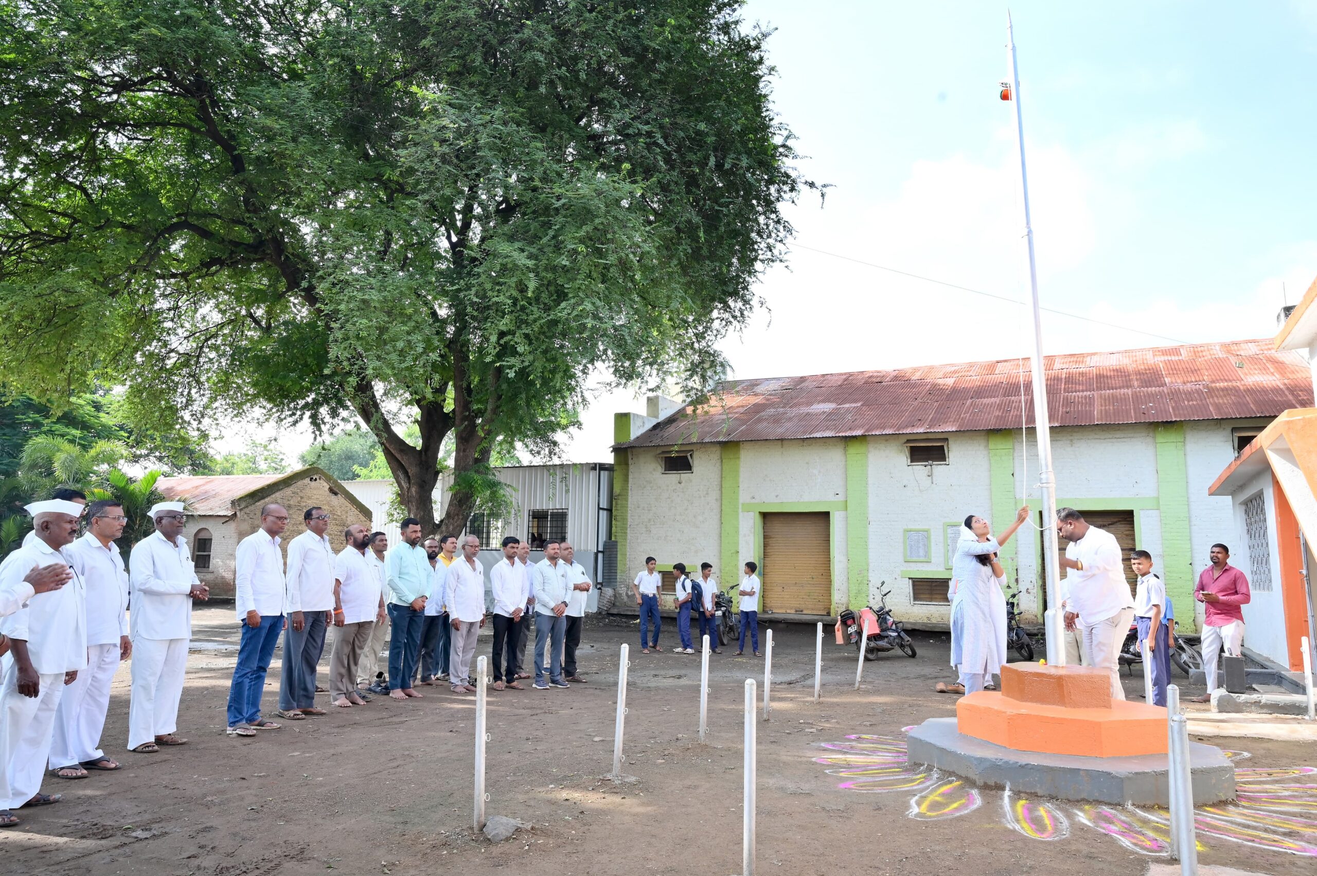 ललिता सातव यांच्या हस्ते ध्वजारोहण