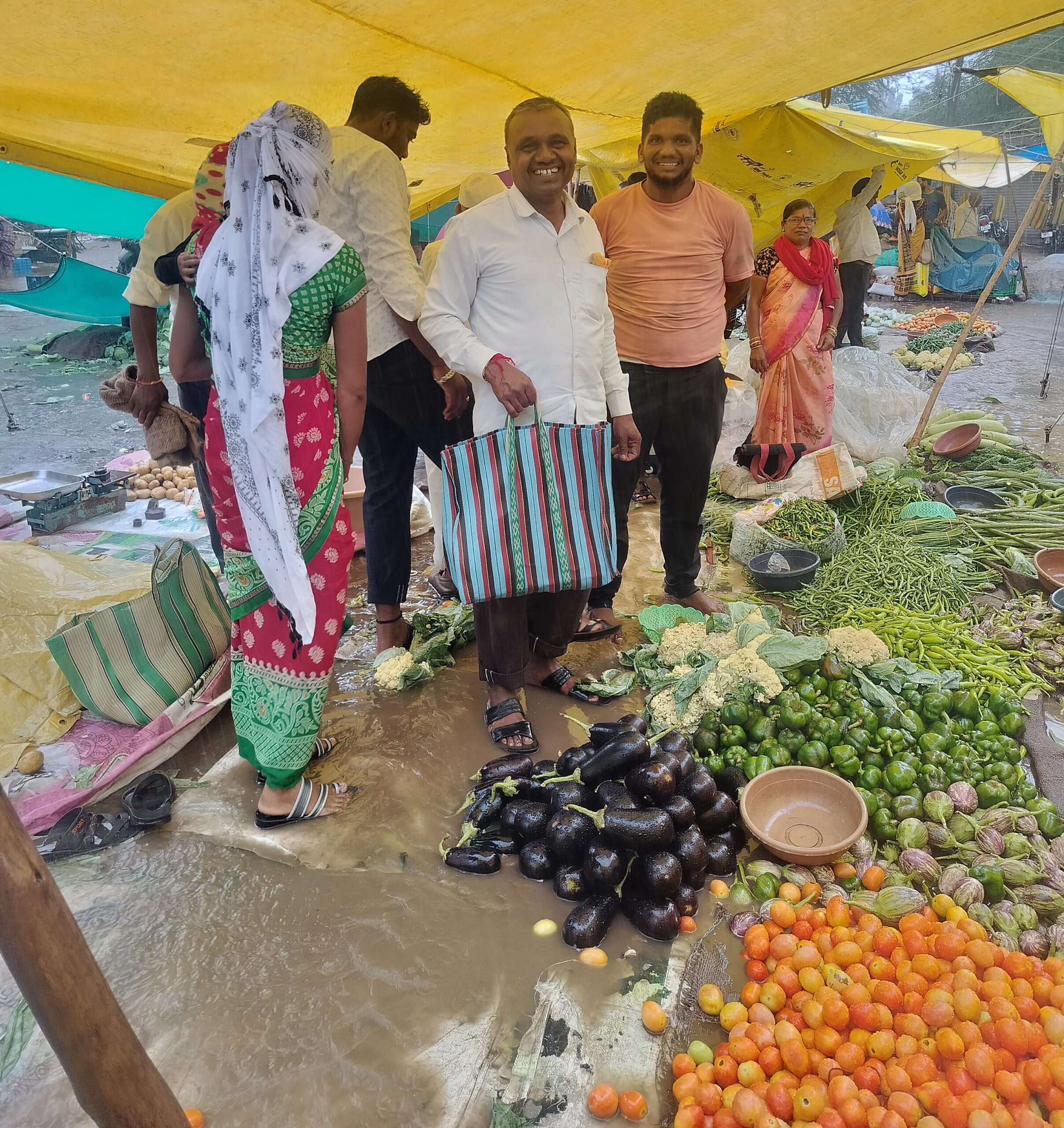 पावसाने उडवली बाजारकरूंची धांदल