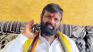 ओबीसी नेते लक्ष्मण हाके यांनी आक्रमक पवित्रा घेत थेट समुद्रात उतरून जलसमाधी आंदोलन छेडले