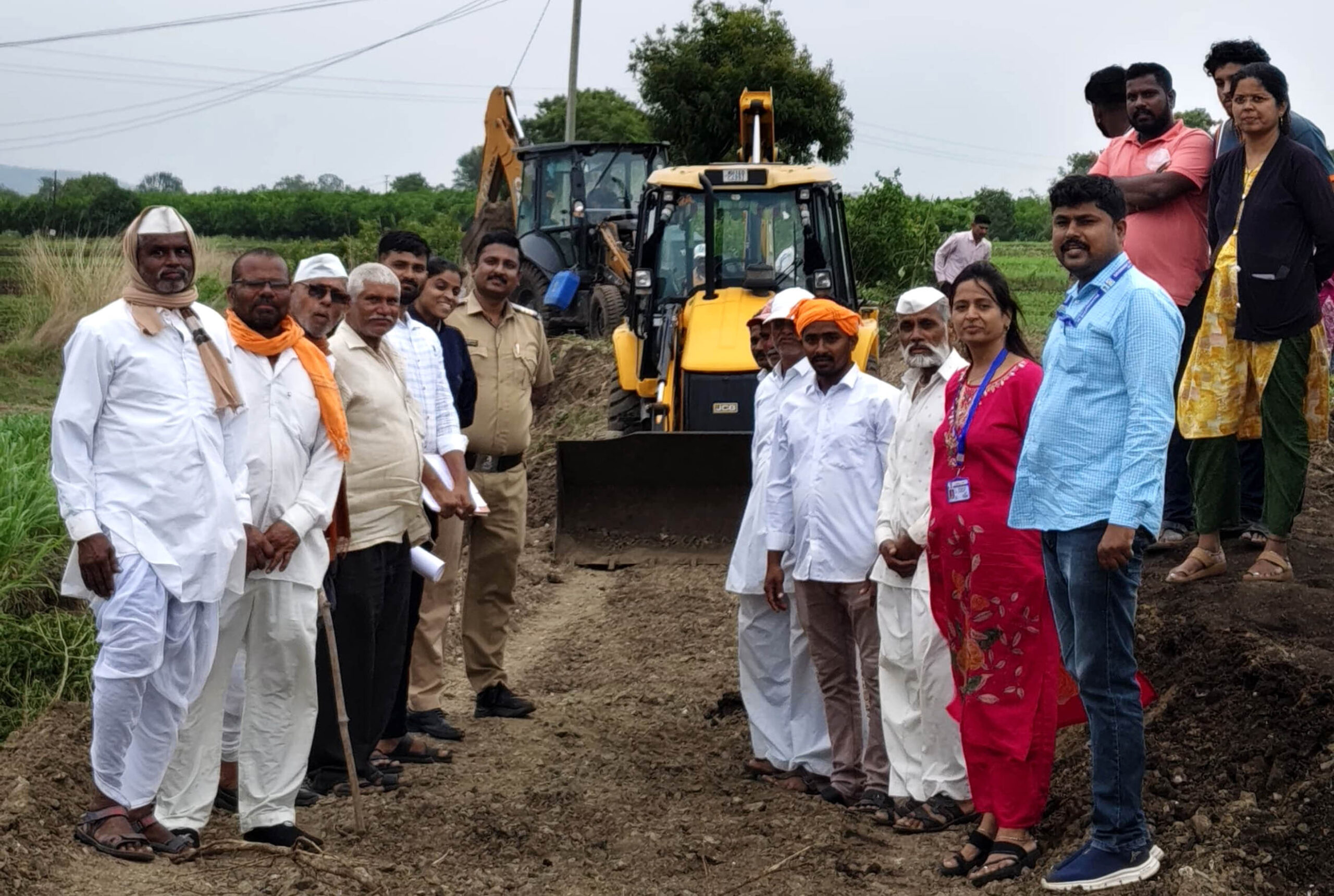 तहसीलदार सकारात्मक ; शेत रस्त्याचा वाद मिटून ग्रामस्थांच्या उपस्थितीत रस्त्याचा शुभारंभ