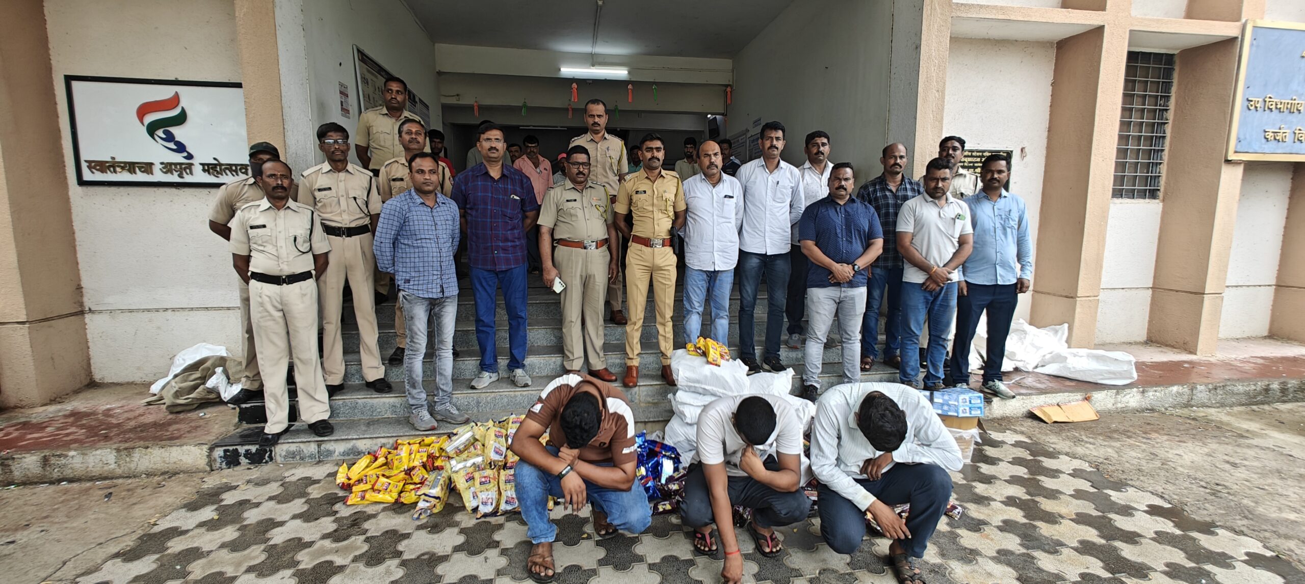 पोलीस पथकाने खाजगी गाडीमधून प्रवास करून सापळा रचत, गुटखा पान मसाला मोठा साठा पकडला