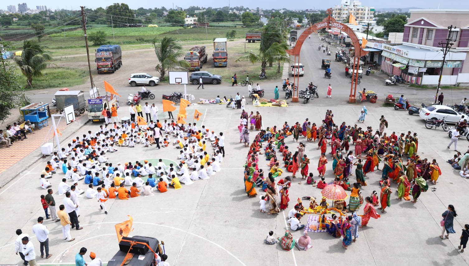 ज्ञानसाधना गुरुकुलच्या बाल वारकऱ्यांच्या दिंडीची केडगाव देवीला प्रदक्षिणा