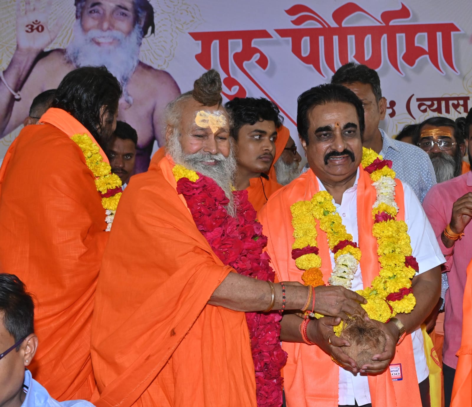 गुरुपौर्णिमा उत्सवात बिपीनदादा कोल्हे यांची भक्तिभावपूर्ण उपस्थिती