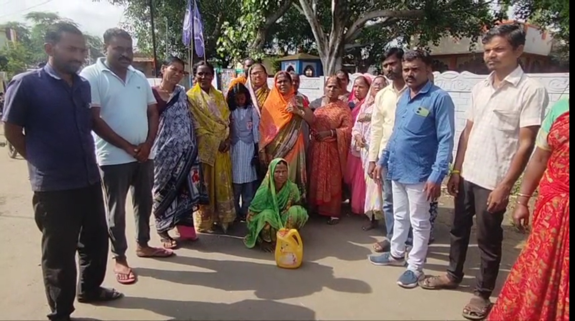 महिलांनी पकडली दारू ! संतप्त महिलांनी जे जमलं नाही पोलिसांना ते करून दाखवलं