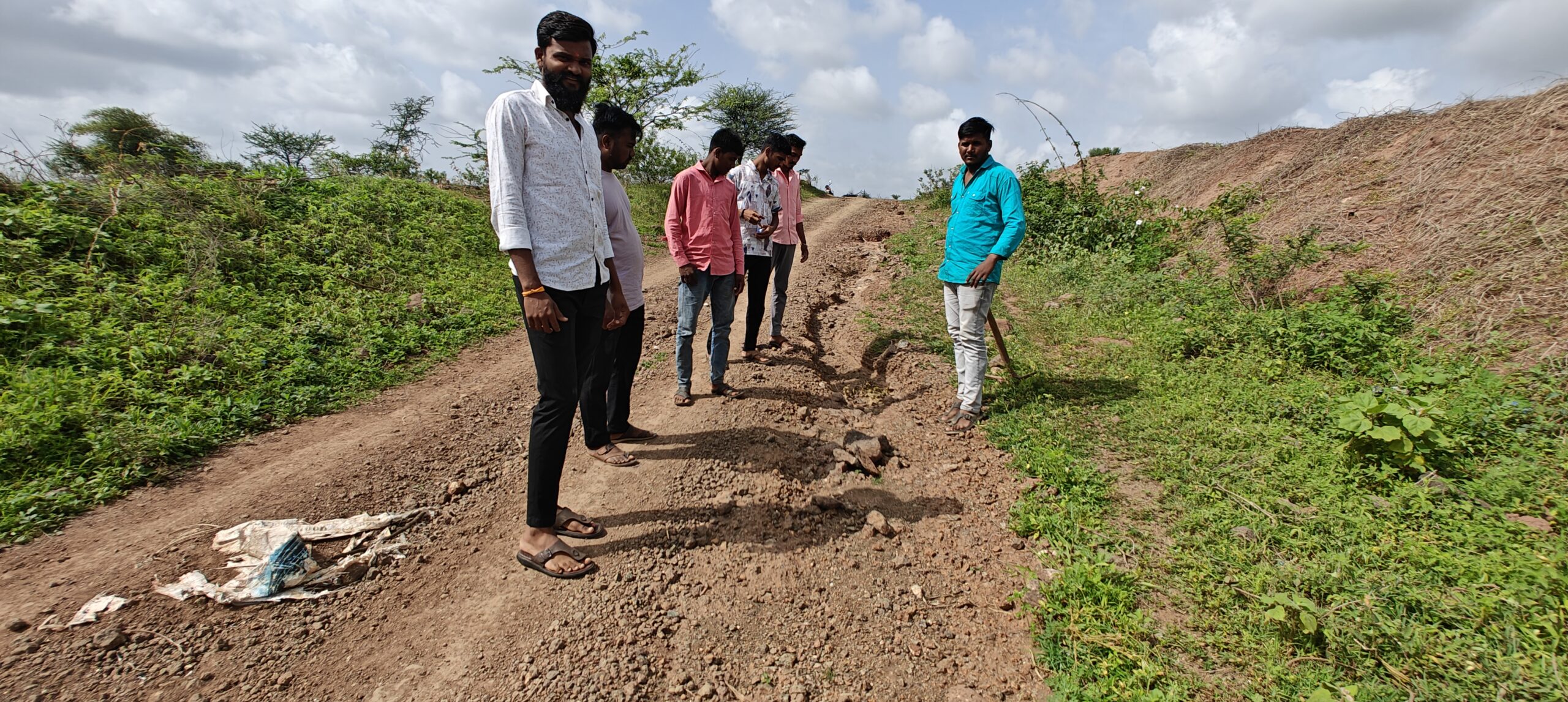रवळगाव मध्ये रस्त्याची कामे निकृष्ट संतप्त ग्रामस्थांचा आंदोलनाचा इशारा