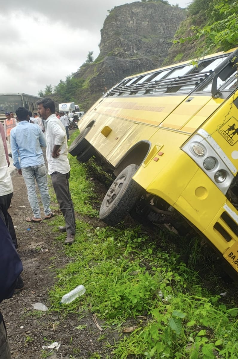 संगमनेर तालुक्यातील आनंदवाडी येथे स्कूल बसला अपघात