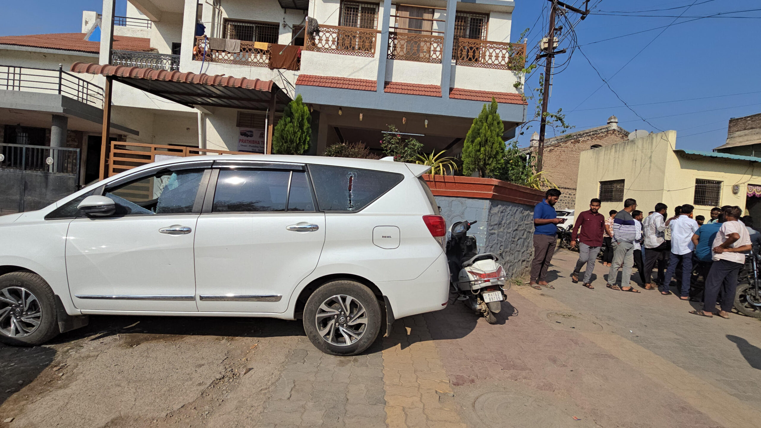 कर्जत शहरात माजी आमदार व नगराध्यक्षांच्या कुटुंबावर हल्ला