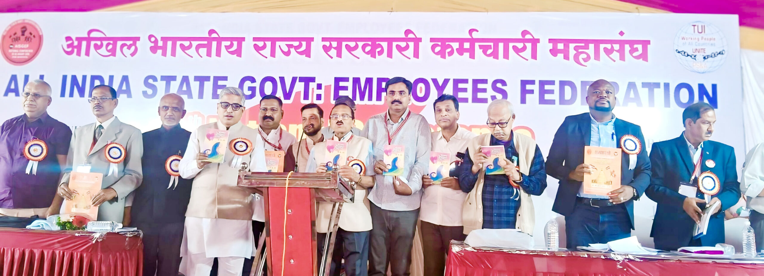 शिर्डी येथे राष्ट्रीय अधिवेशनात बाबा बडे यांच्या ‘जीवनाचा हेलपाटा’ कादंबरीचे भव्य प्रकाशन