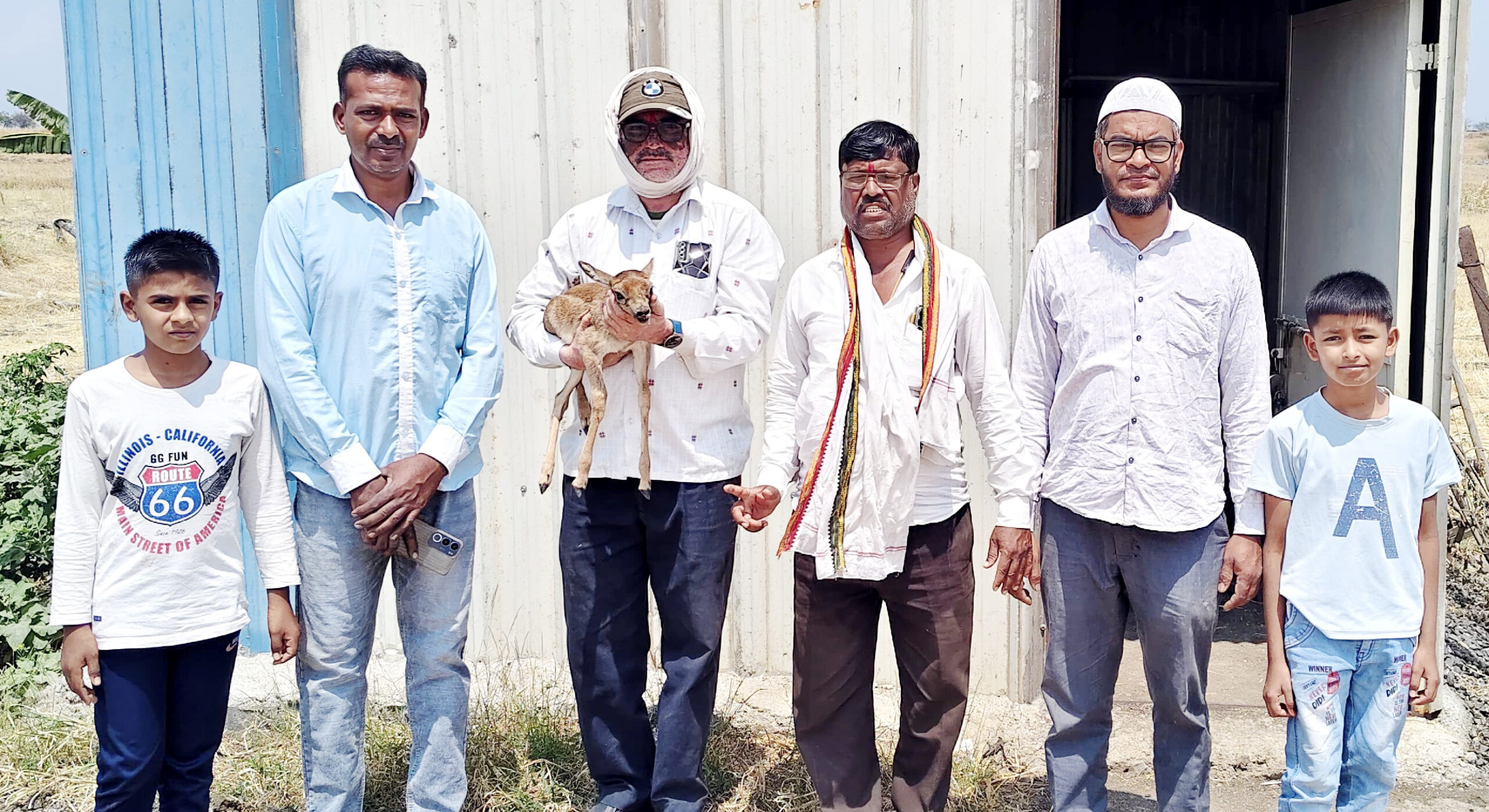 कुत्र्यांच्या तावडीतून हरणाच्या पाडसाला जीवनदान; पत्रकार जावेद शेख यांची तत्परता
