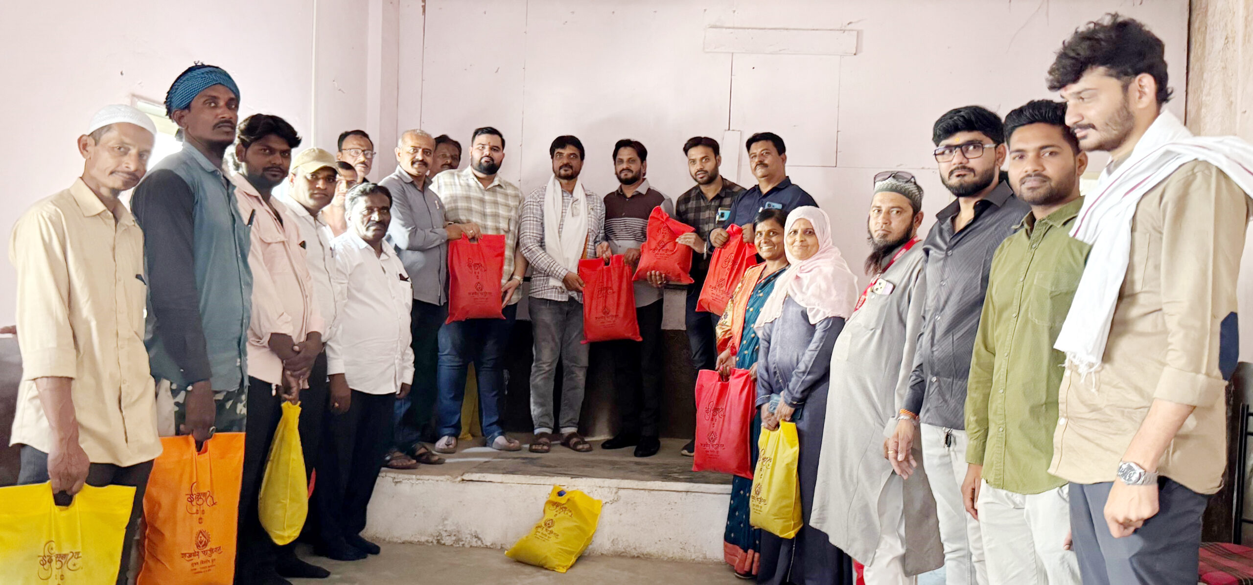 ईद निमित्त मीडियातील गरजवंताना ‘ईद मुबारक किट’ वाटप  राजयोग फाउंडेशन व पत्रकार संघाचा स्तुत्य उपक्रम