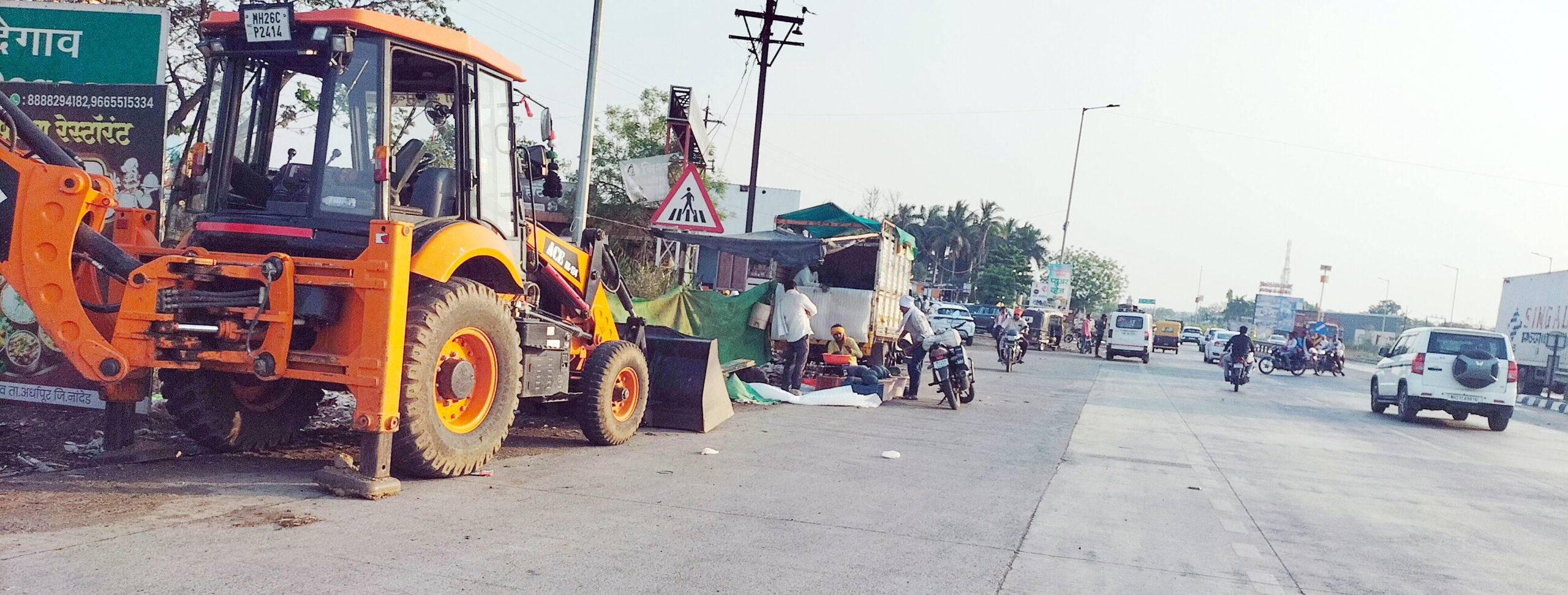 अर्धापूर ते असना राष्ट्रीय महामार्गावरील अतिक्रमणांला लागले बुलडोझ; ररस्त्यावरील गाडे, अवैध पार्किंगला बसणार चोप