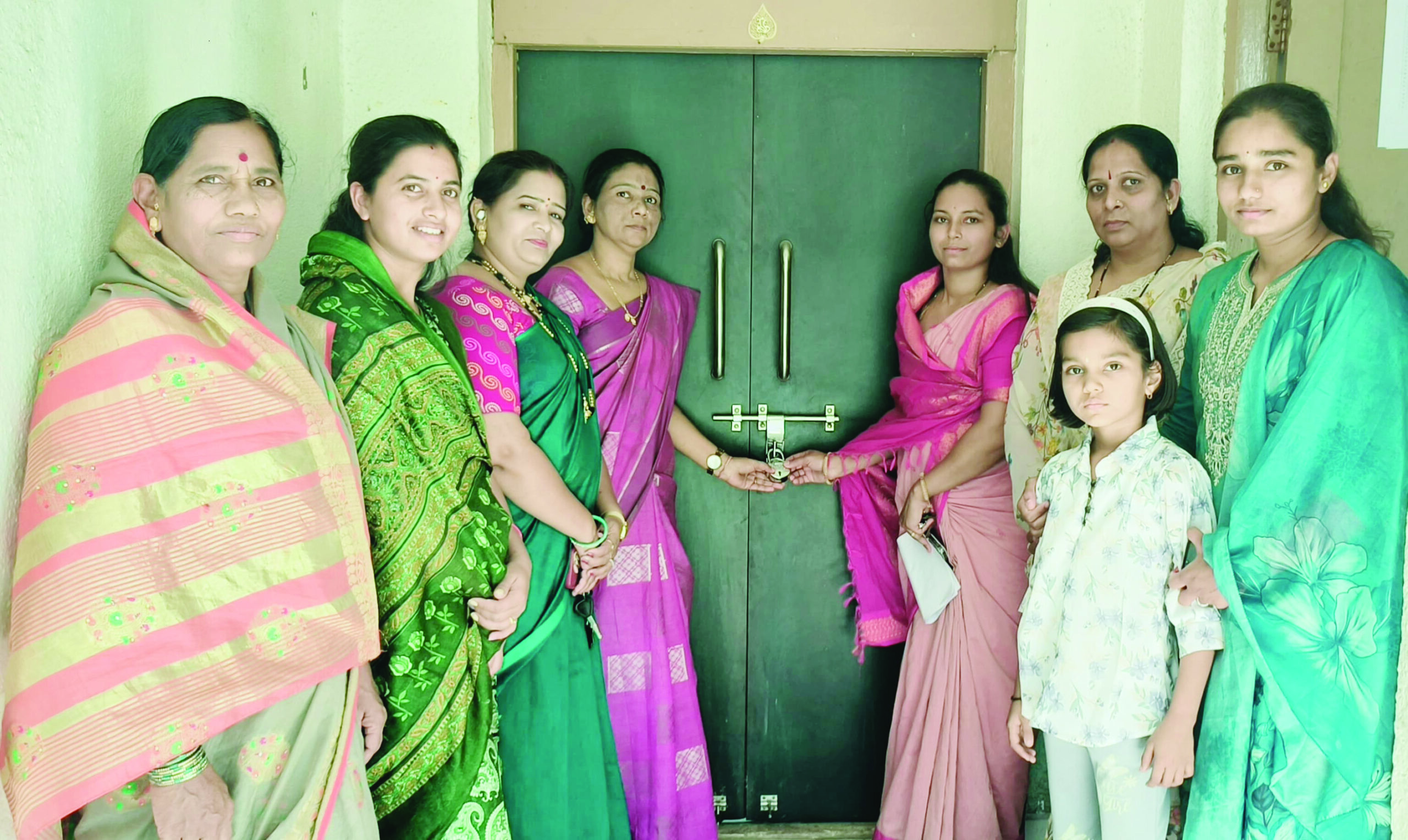 नगराध्यक्ष दालनाला कुलूप लावून गायब; देवळाली प्रवरात सैनिक पत्नीचे सहीसाठी धरणे ; नागरिकांत संताप