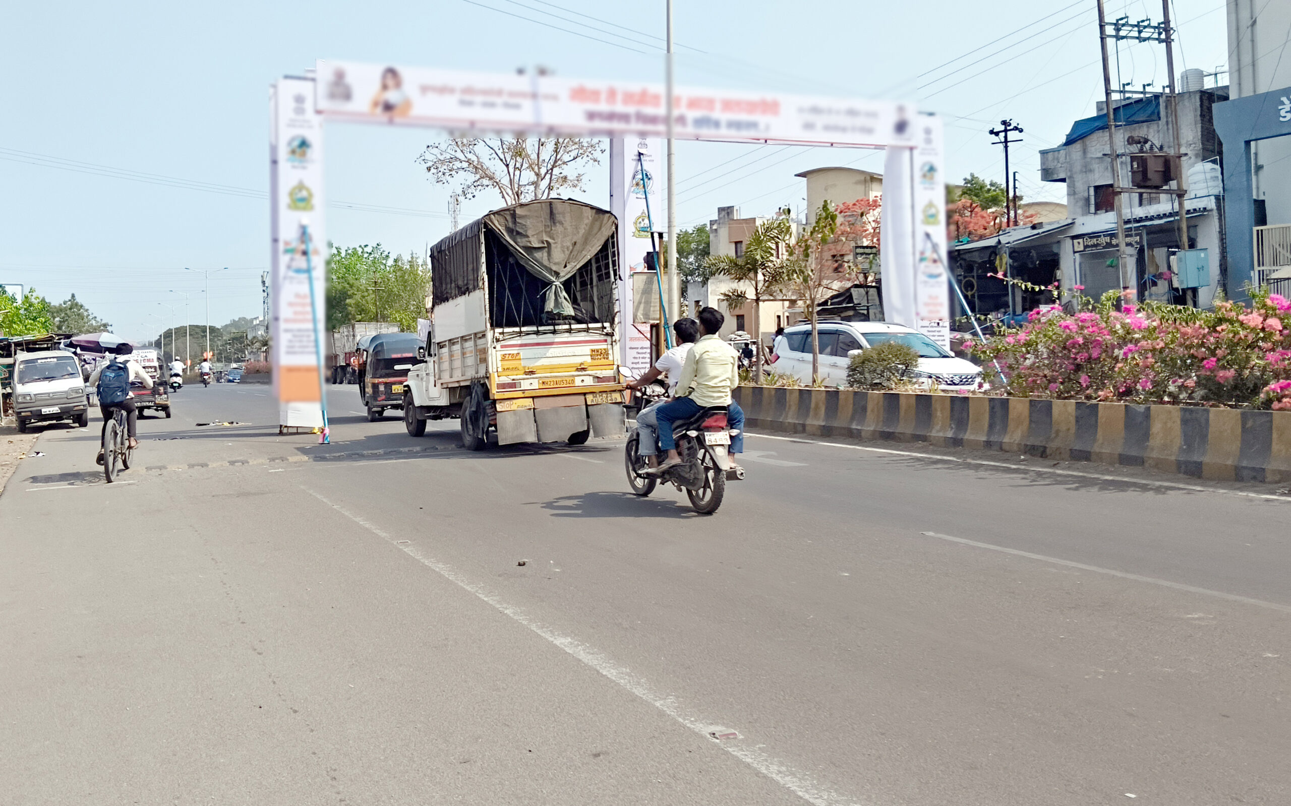 संगमनेरमध्ये रस्त्याच्या मधोमध जाहिरातींची कमान; अपघातांना निमंत्रण; जनतेच्या पैशांची उधळपट्टी केल्याचा आरोप