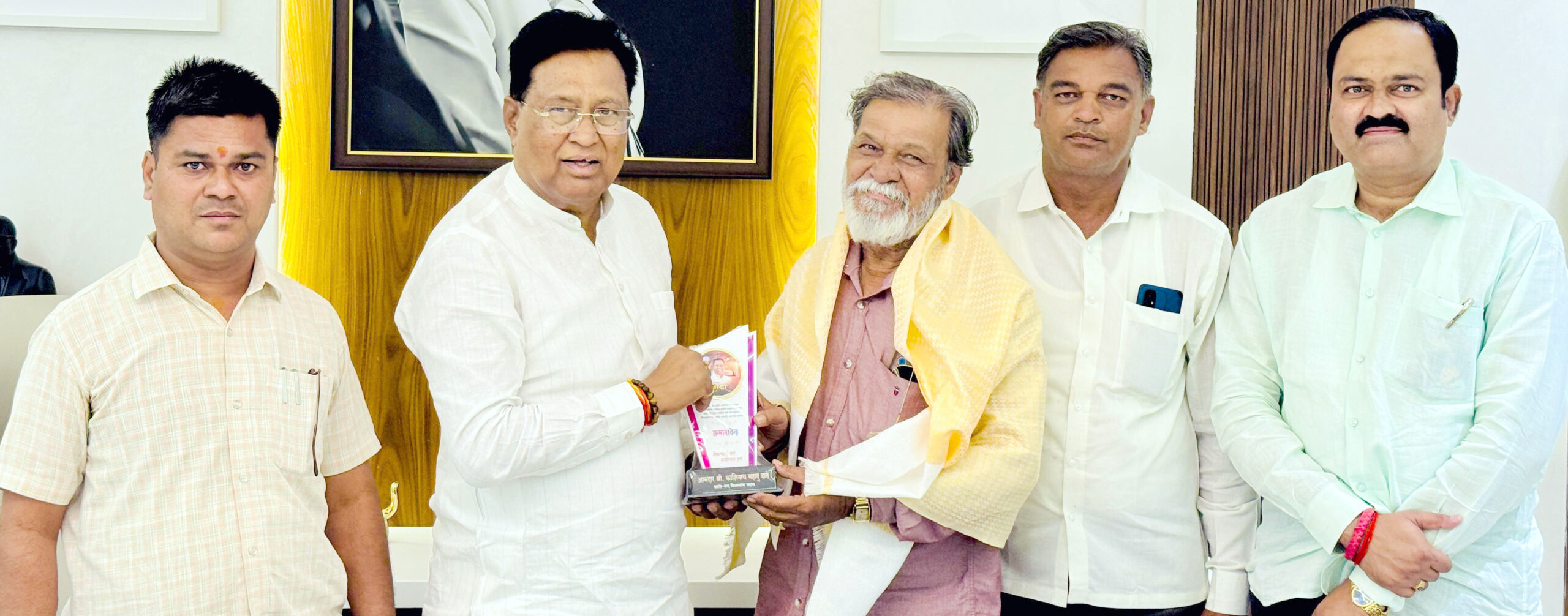 कलाक्षेत्रातील योगदानाबद्दल डॉ. शिंदे यांचा सत्कार