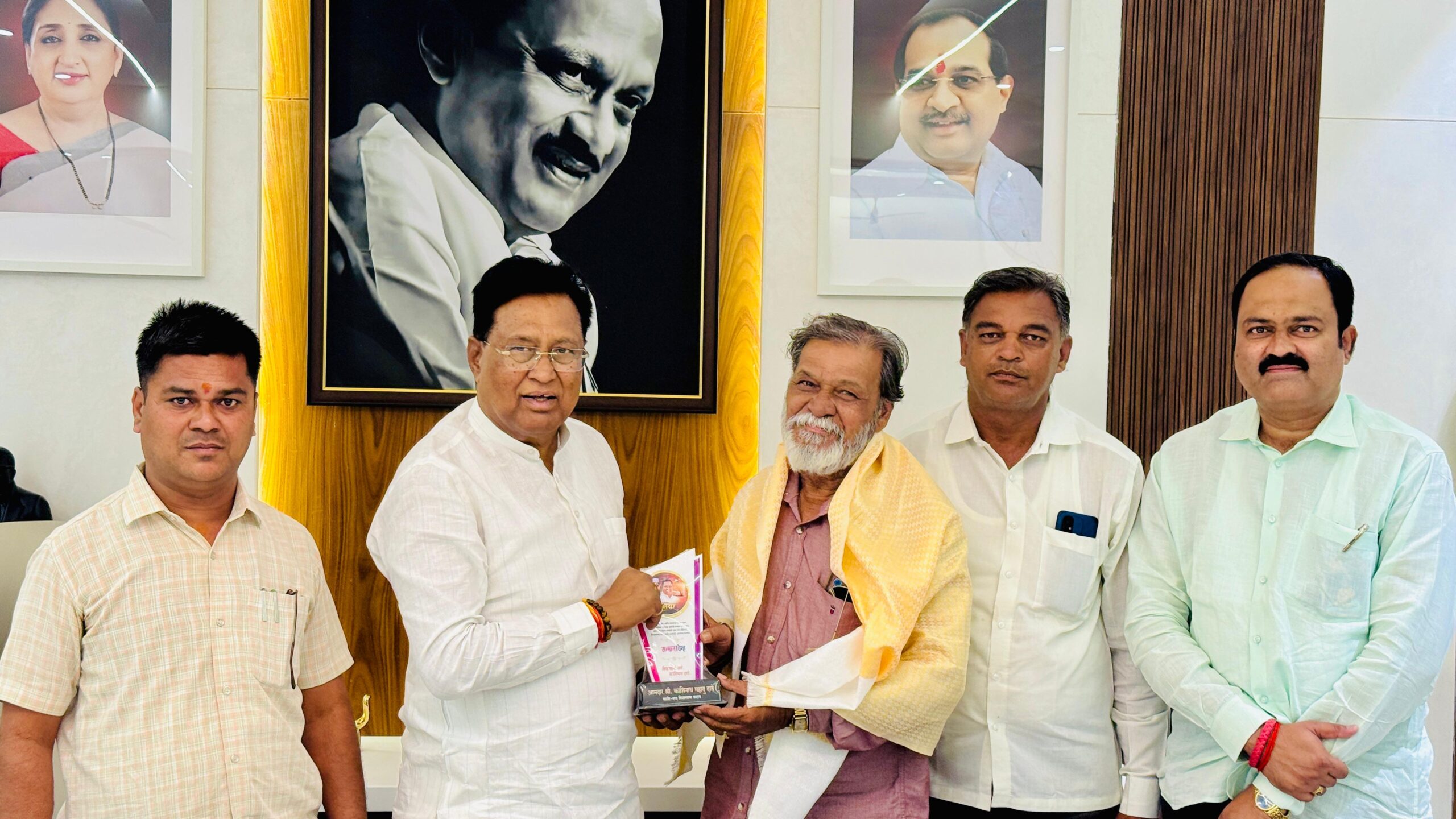 कलाक्षेत्रातील योगदानाबद्दल डॉ. शिंदे यांचा सत्कार
