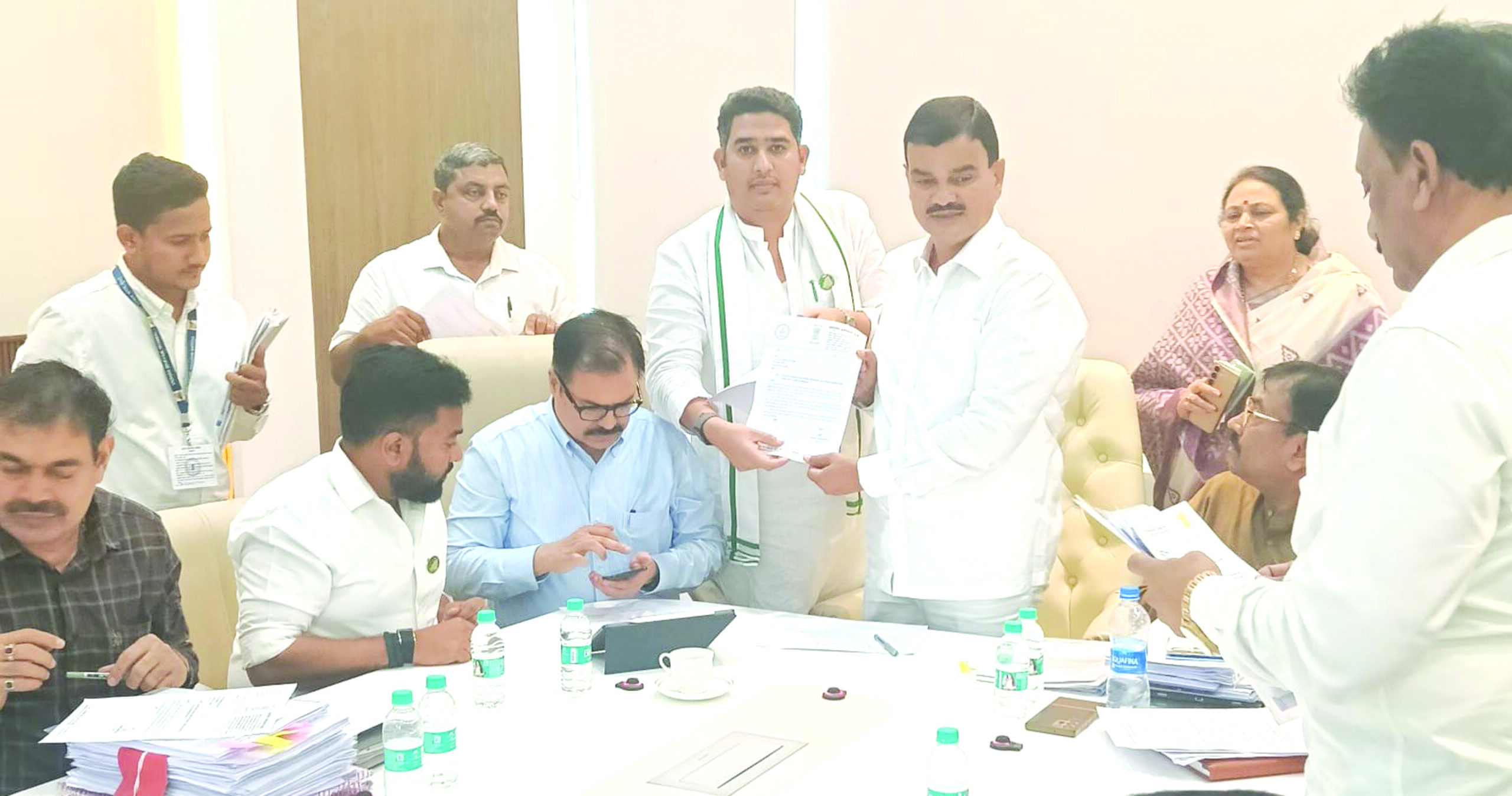 निकृष्ट टरबूज रोपांमुळे शेतकऱ्यांचे नुकसानकंपन्यांवर कारवाईची मागणी ; आ. आशुतोष काळे यांचे कृषी मंत्र्यांकडे निवेदन