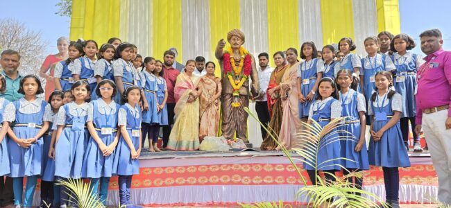 कर्जतमध्ये सावित्रीच्या लेकींनी महात्मा फुलेंना केले अभिवादन !