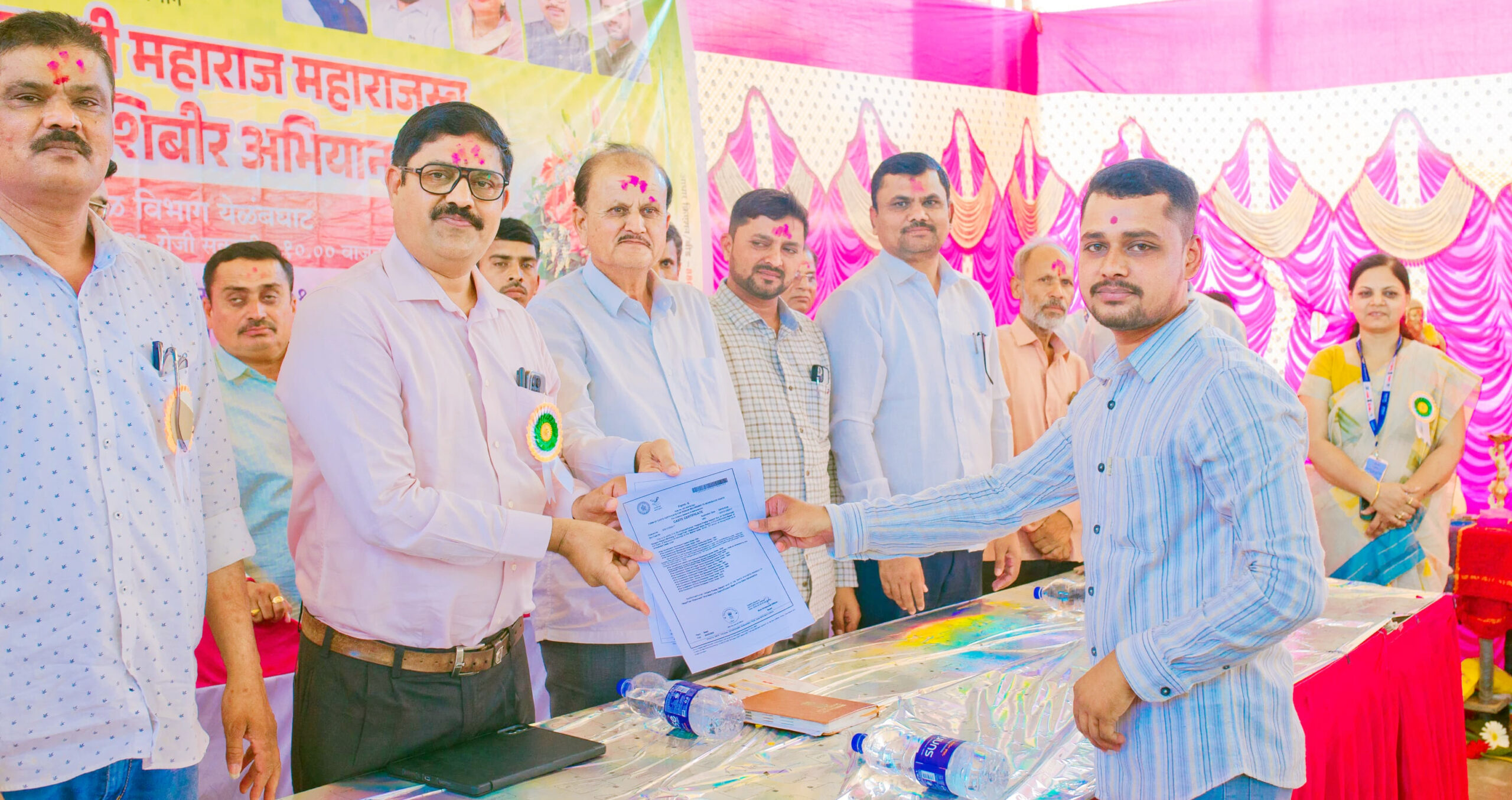 चाकरवाडीत तहसीलदार शेळकेंनी साधला ग्रामस्थांशी संवादनागरिकांना विविध सेवांचा गावातच लाभ देण्याचा जिल्हाधिकारी यांचा निर्धार; राजस्व अभियानात अनेक विभागांच्या सेवा एकाच ठिकाणी